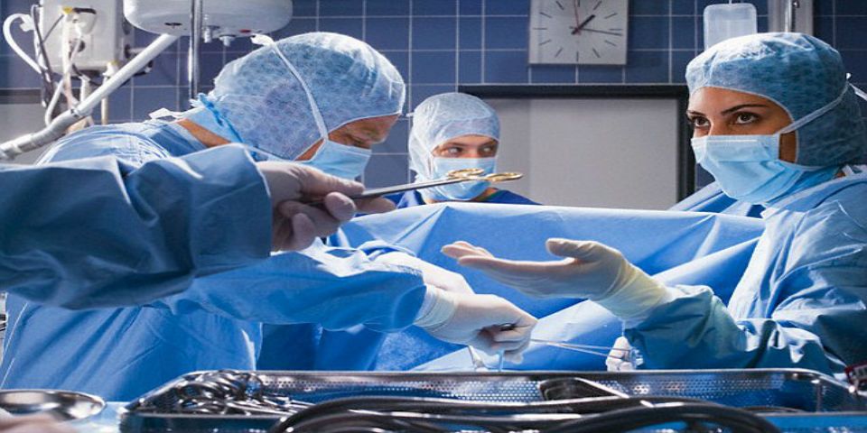 Médico olvida su celular dentro del paciente