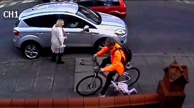 Niña es golpeada y arrastrada por ciclista Niña es golpeada y arrastrada por ciclista