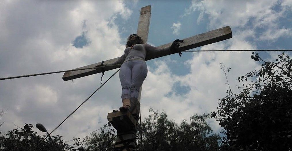 Mujer se crucifica ante el INE