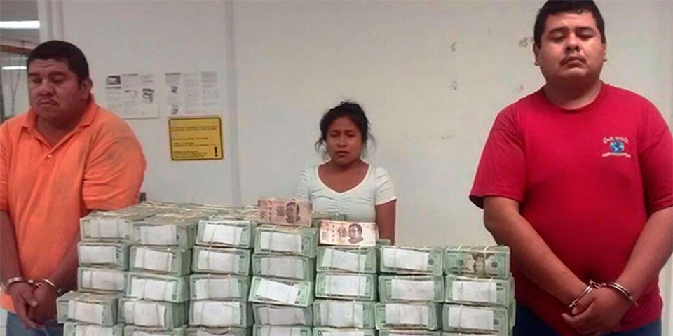 Detienen a tres personas con más de 2 mdd en efectivo Detienen a tres personas con más de 2 mdd en efectivo