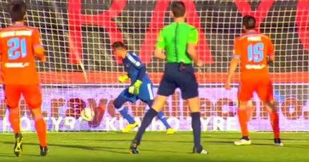 Arquero del Valencia regala gol