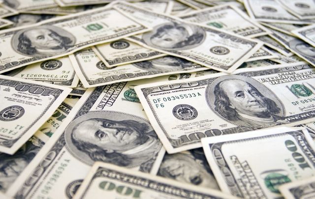 Cierra dólar en 15.60 pesos en ventanillas