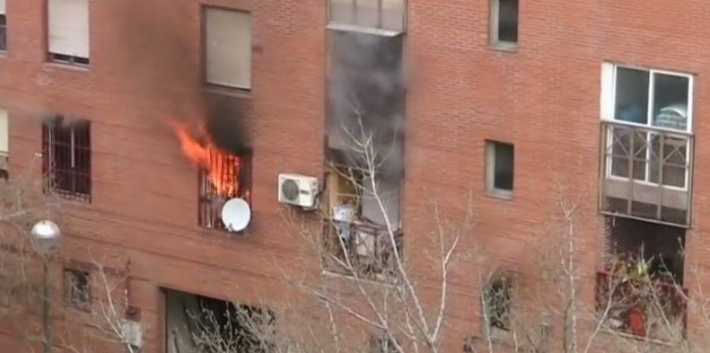 Lanzan a niña de segundo piso para salvarla de incendio Lanzan a niña de segundo piso para salvarla de incendio