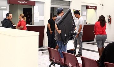 Empeñan televisiones entregadas por la SCT