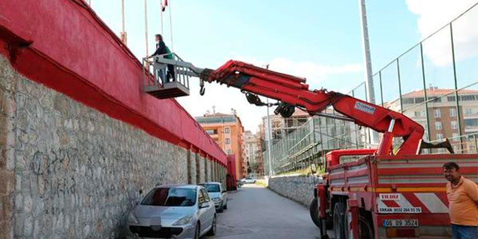 Entrenador suspendido en Turquía ve partido desde grúa