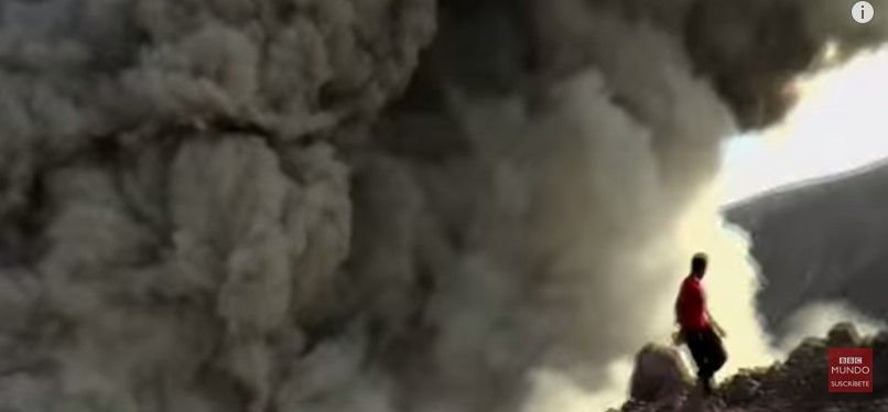 Explosión de volcán sorprende a turistas Explosión de volcán sorprende a turistas