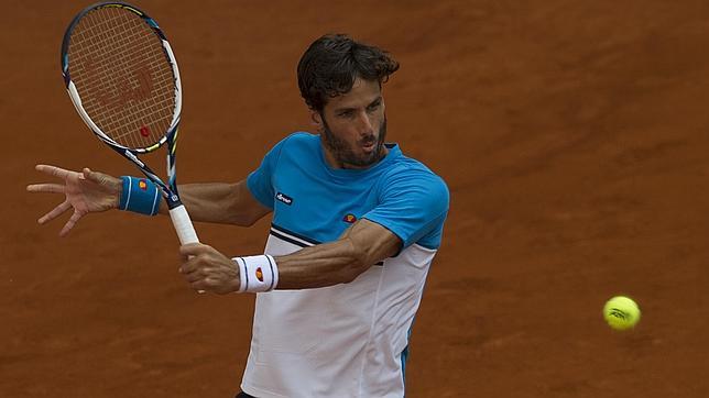 Tenista encara a aficionados que lo insultaron Tenista encara a aficionados que lo insultaron