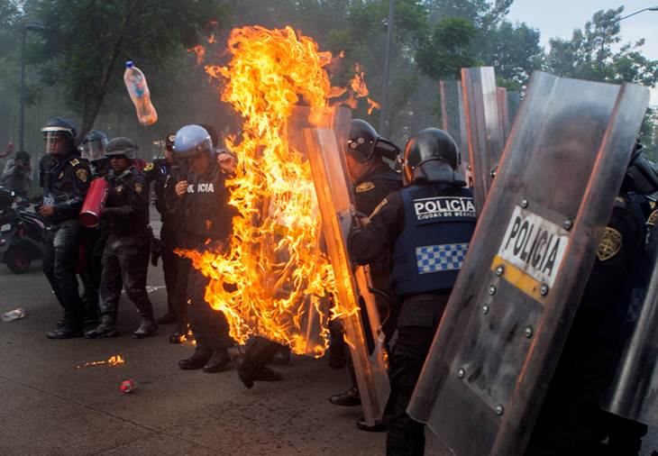 Anarcos prenden fuego a granaderos
