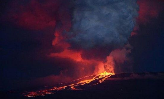 Volcán en Islas Galápagos hace erupción