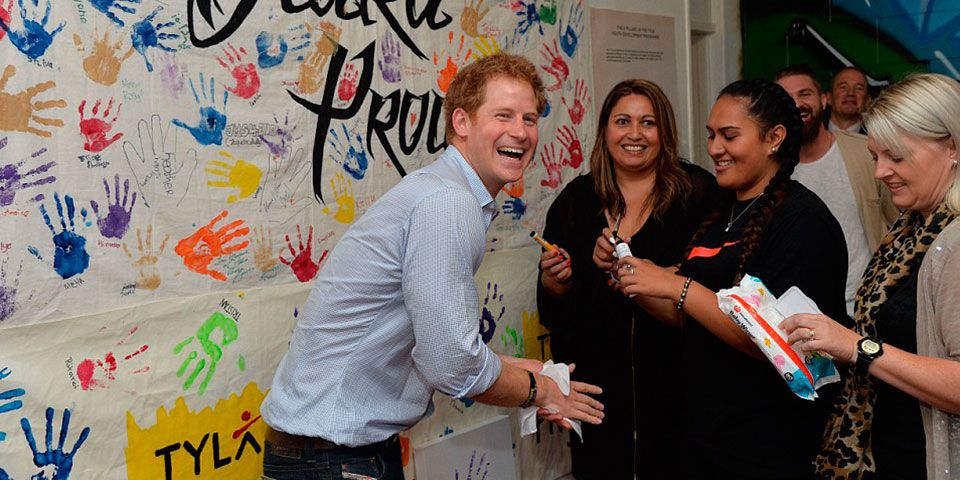 El príncipe Harry muestra su lado más bromista