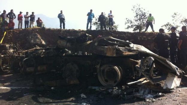 Deja 5 muertos incendio de tráiler en autopista México-Veracruz