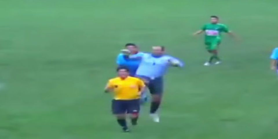 Arquero patea a un árbitro por la espalda