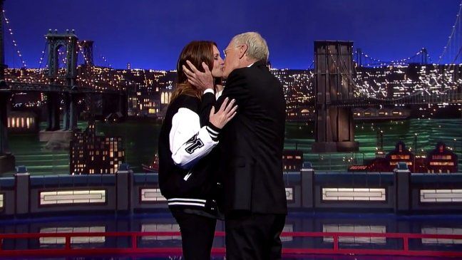 Julia Roberts dice adiós a David Letterman con beso en la boca Julia Roberts dice adiós a David Letterman con beso en la boca