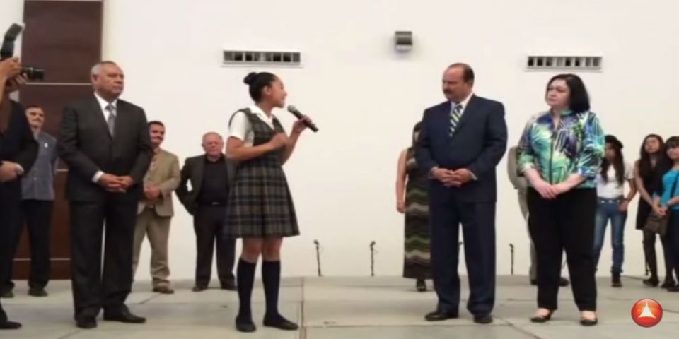 Estudiante incomoda a gobernador de Chihuahua