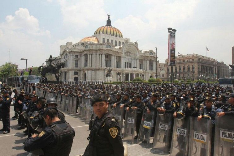 Granaderos impiden que CNTE ingrese al Zócalo