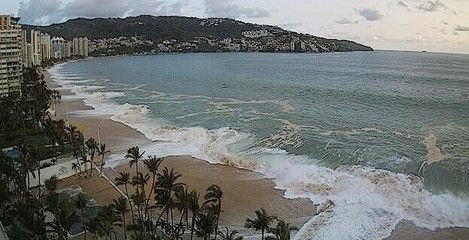 Rescatan a 2 personas en Chiapas por mar de fondo