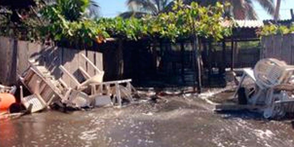 Desalojan a unos 150 por mar de fondo en Colima