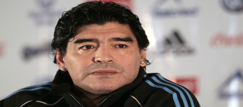 Maradona pide salida de Blatter