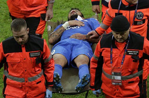 Jugador desmayado en final de Europa League se recupera Jugador desmayado en final de Europa League se recupera