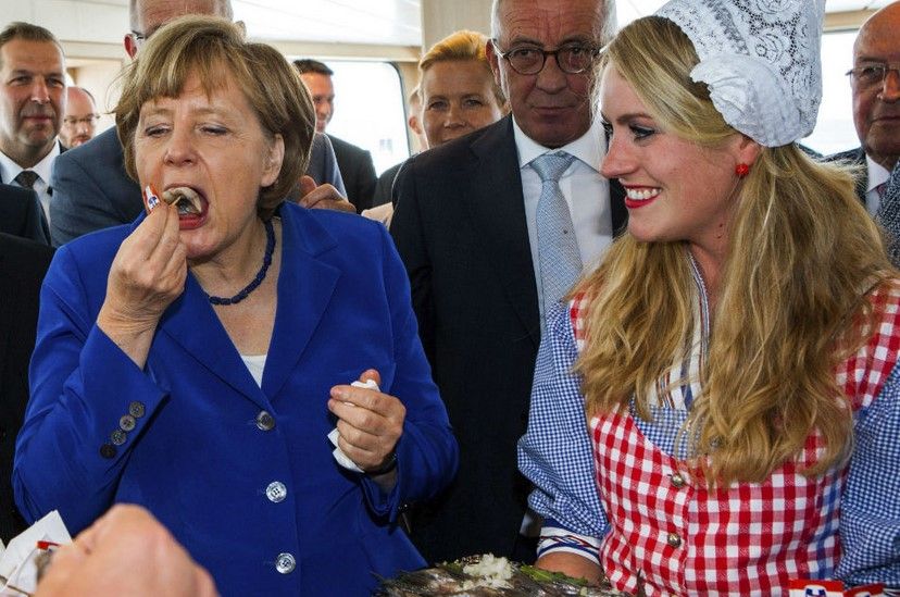 Merkel disfruta de un pescado en puerto alemán Merkel disfruta de un pescado en puerto alemán