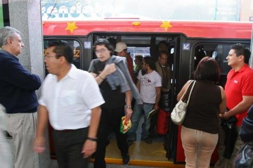 Graban a chofer del Metrobús agrediendo a mujer