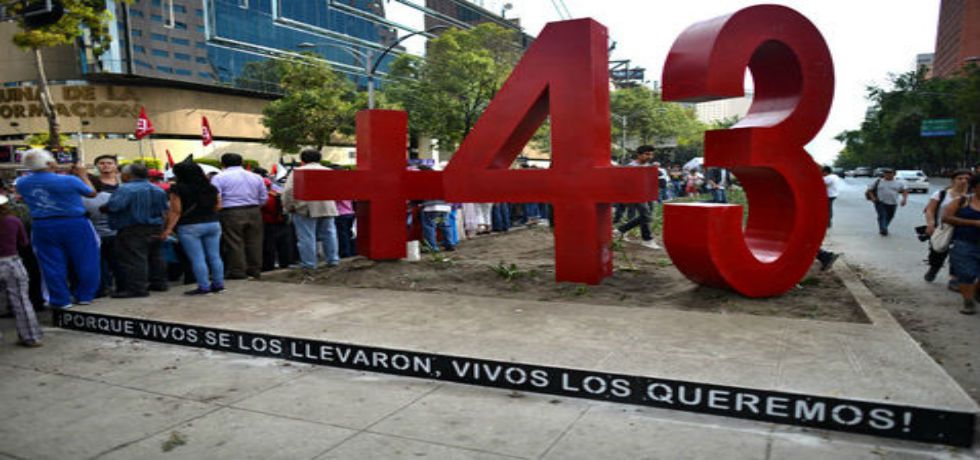 Marchan a ocho meses de desaparición de normalistas