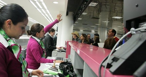 Volaris cobrará primera maleta documentada en vuelos a EE.UU. y Puerto Rico - mostrador-aeropuerto-volaris