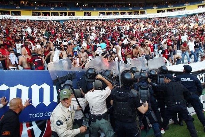 Presentan documental sobre barras de futbol