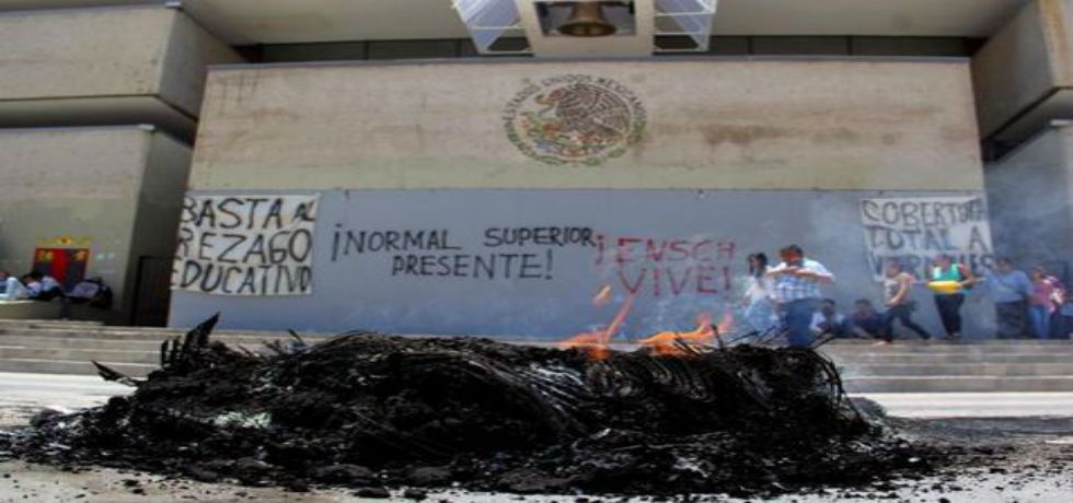 Normalistas retienen a funcionarios de la ONU