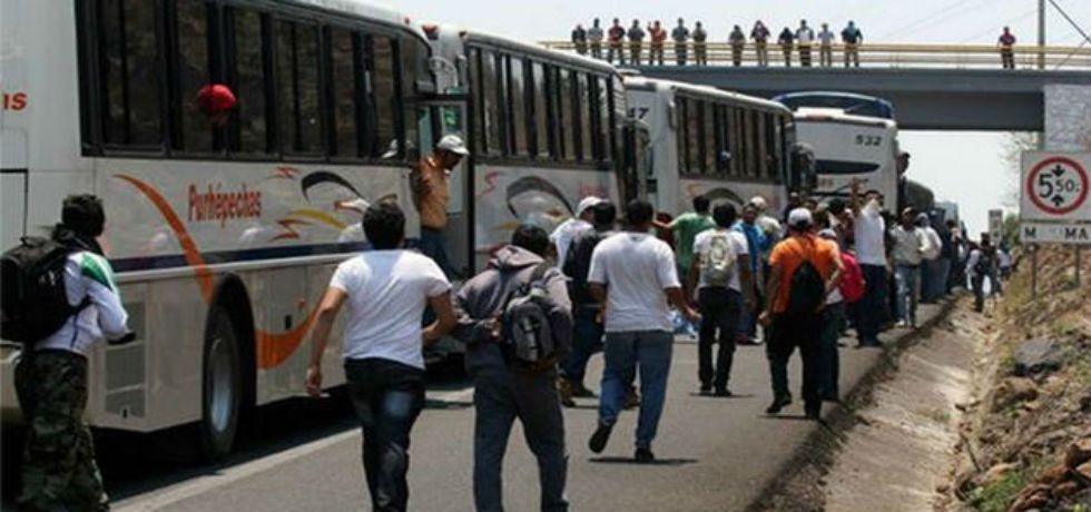 Normalistas roban 5 autobuses