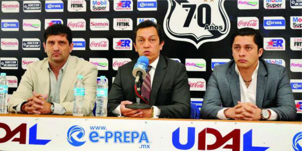 Jesús López Chargoy sale del Puebla