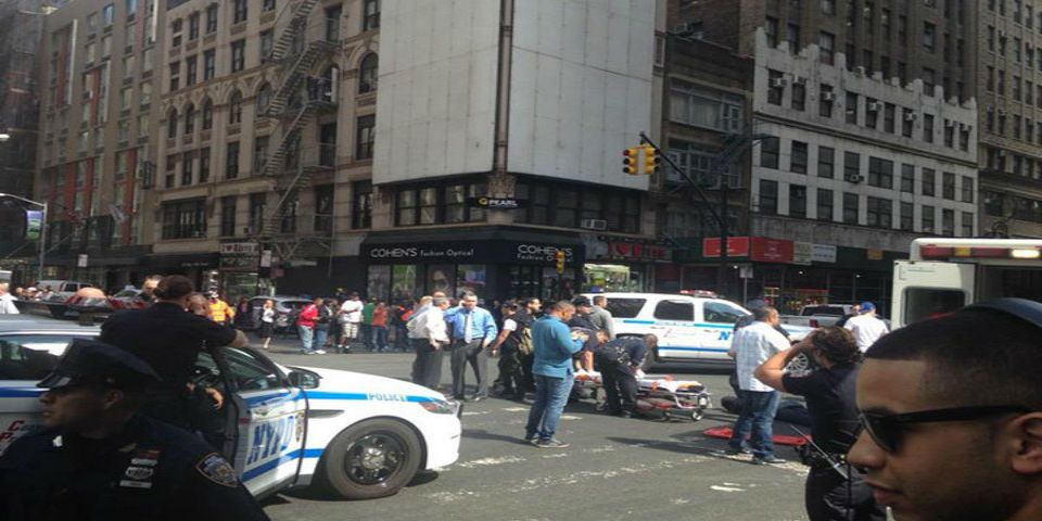 Detienen a un hombre que atacaba con un martillo a un policía