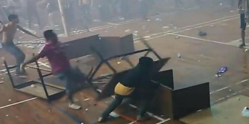 Aficionados del Madrid y la Juventus se pelean en Indonesia