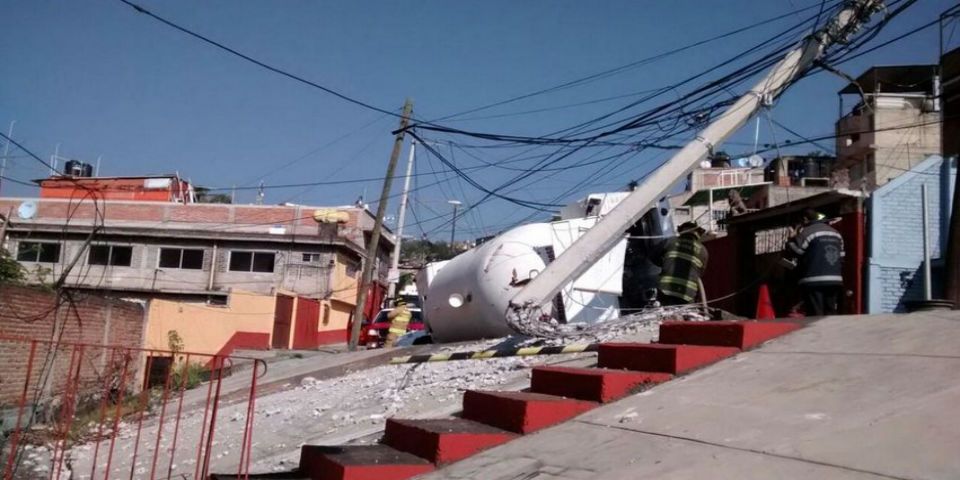 Pipa de gas vuelca en Álvaro Obregón