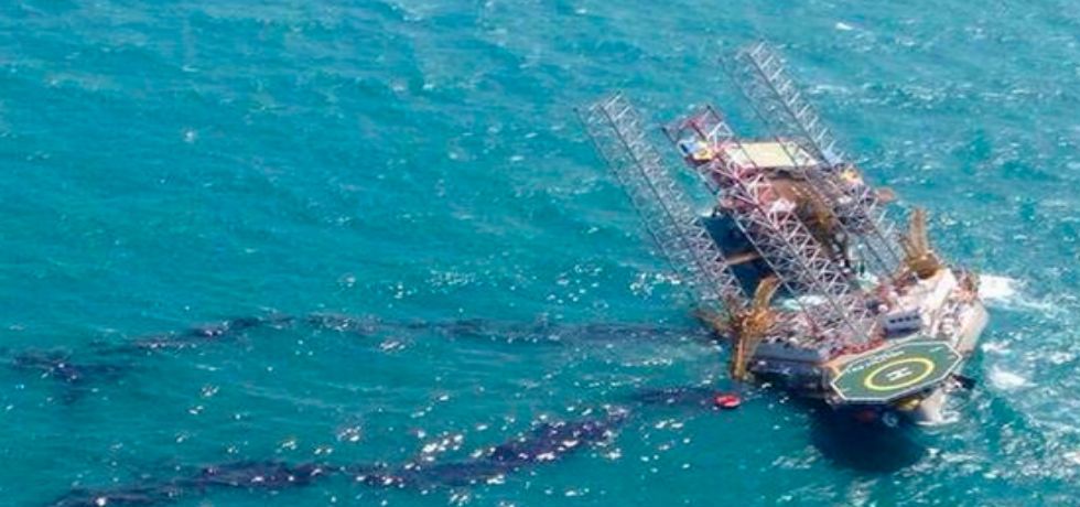 Dos muertos en accidente de plataforma de Pemex