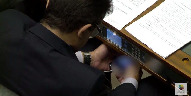 Diputado ve pornografía durante votación en el Congreso Diputado ve pornografía durante votación en el Congreso