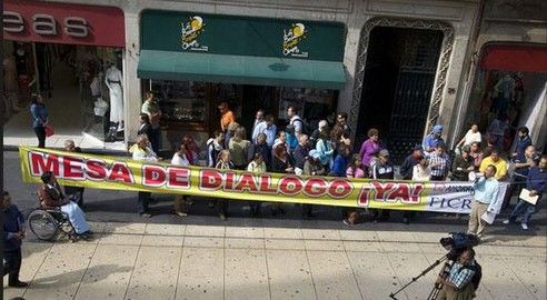 Defraudados de Ficrea se manifiestan en Los Pinos