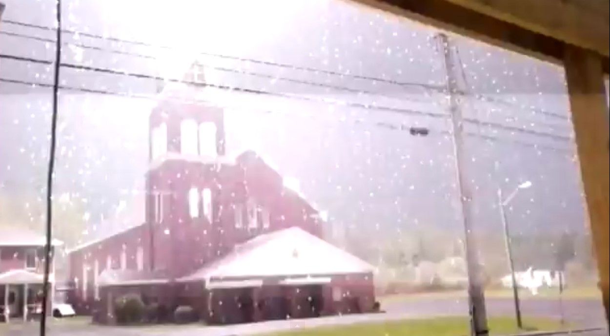 Video: rayo cae sobre iglesia Video: rayo cae sobre iglesia