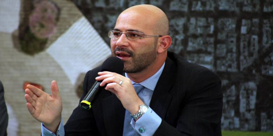 Multan a Razú por rebasar topes de precampaña