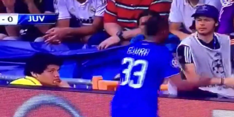 Recogepelotas se burla de Patrice Evra