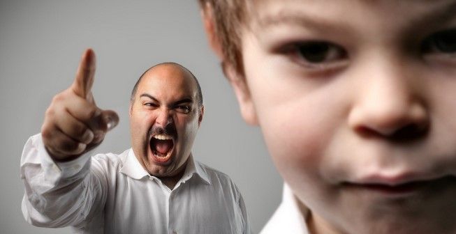 Padre obliga a hijo a romper sus Xbox como castigo Padre obliga a hijo a romper sus Xbox como castigo