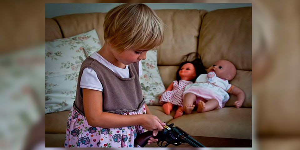 Madre manda a su hija a la escuela con una pistola Madre manda a su hija a la escuela con una pistola