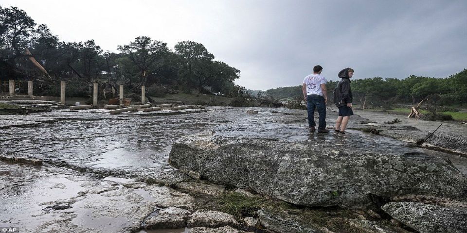 Una casa es arrastrada por un río en Texas Una casa es arrastrada por un río en Texas