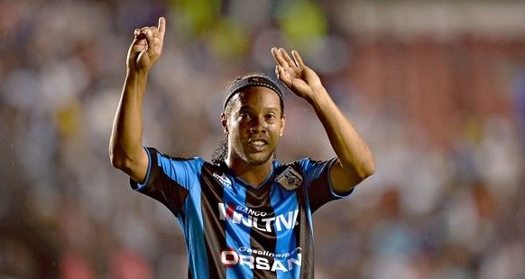 Ronaldinho da esperanzas a Gallos Blancos
