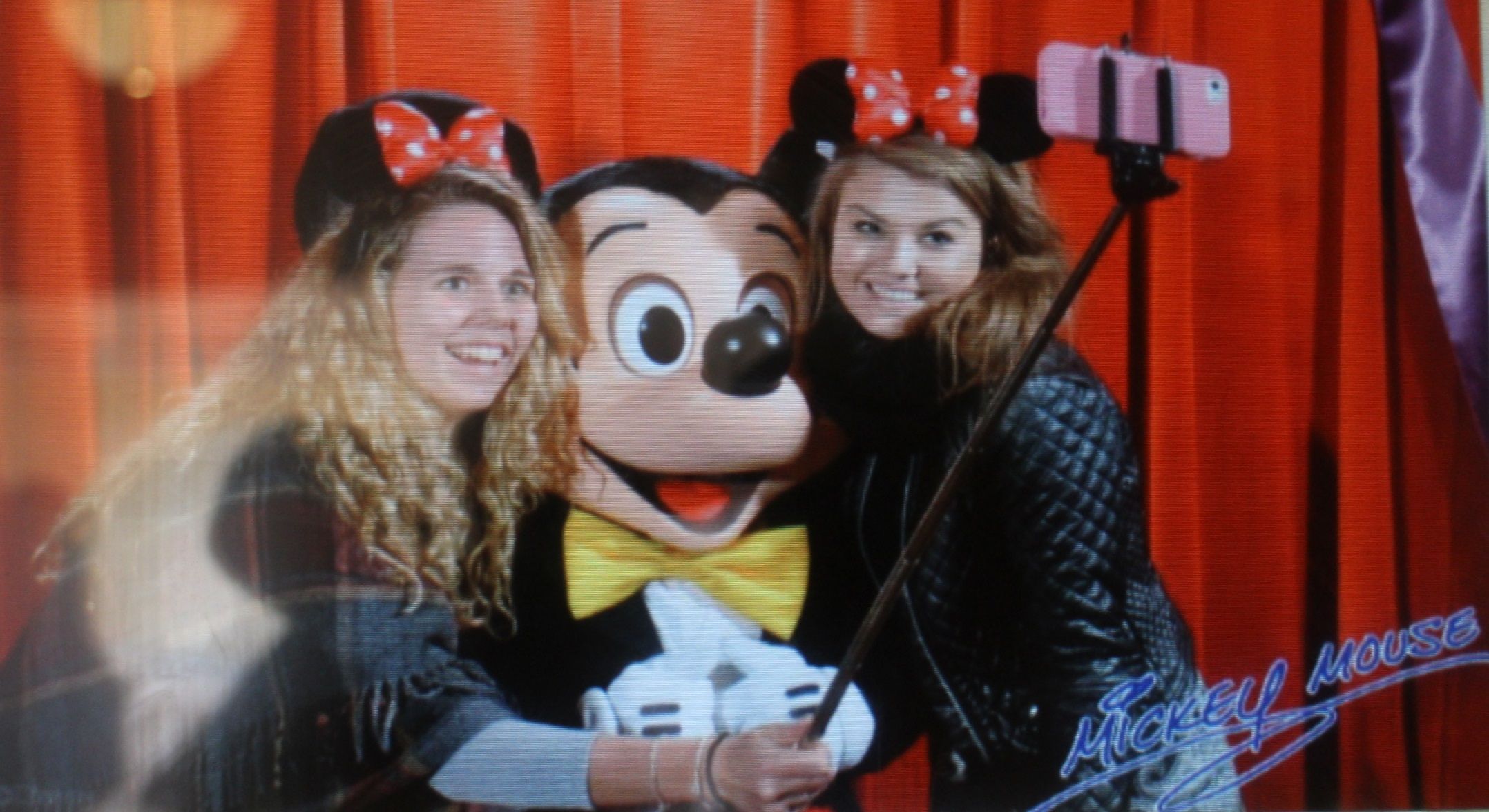 Disneylandia prohíbe los selfie sticks Disneylandia prohíbe los selfie sticks