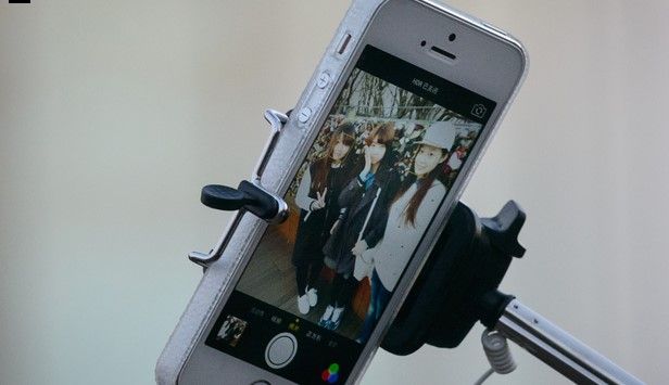 Mujer se dispara accidentalmente mientras posa para selfie Mujer se dispara accidentalmente mientras posa para selfie