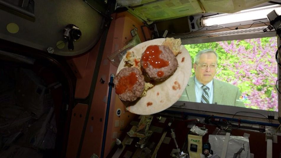 Astronauta festeja 5 de Mayo con un taco espacial