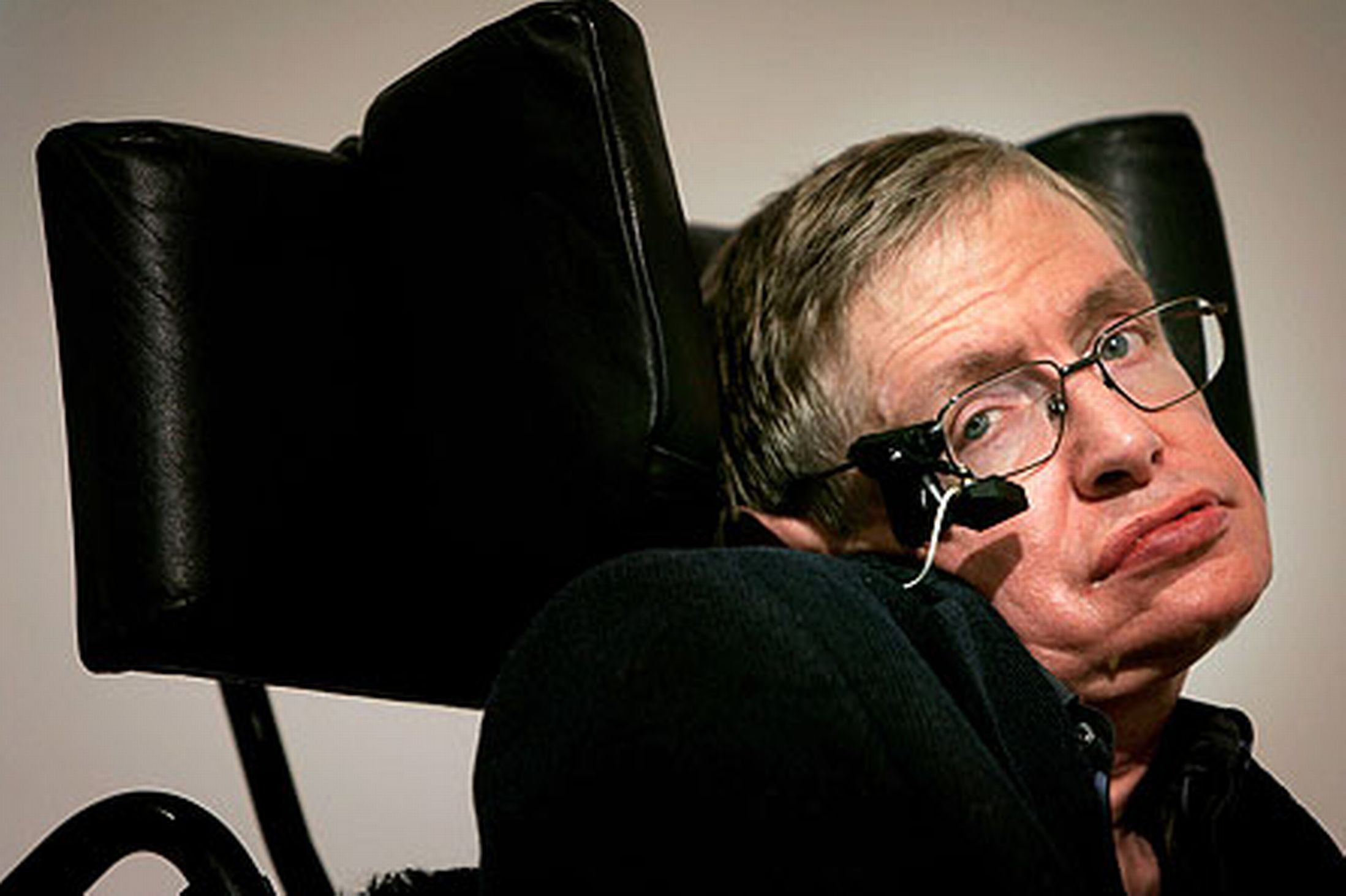 Máquinas superarán a seres humanos en 100 años: Stephen Hawking Máquinas superarán a seres humanos en 100 años: Stephen Hawking