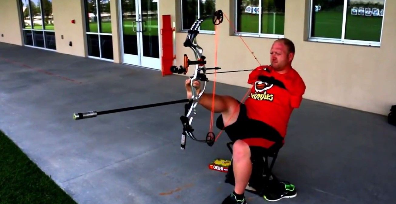 Video: no tiene brazos pero compite en tiro con arco