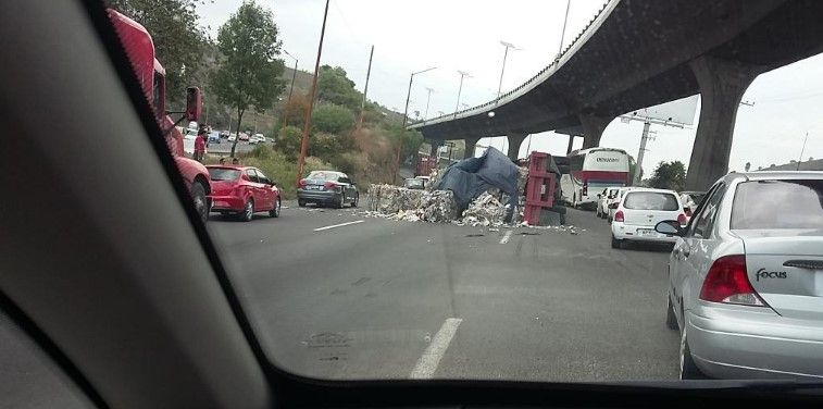 Vuelca tráiler en la Autopista México – Querétaro